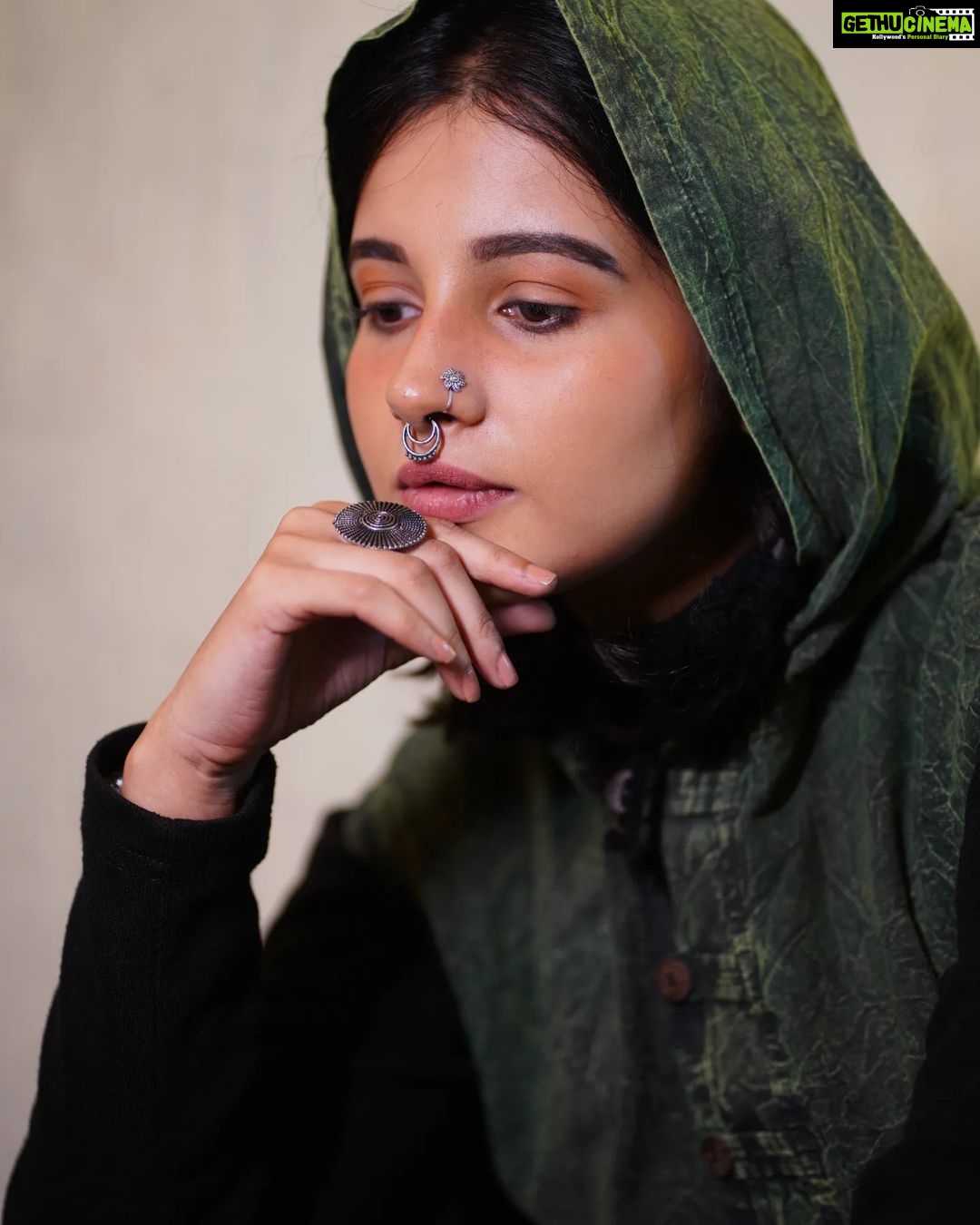 Angana Roy Instagram - Baatein suro mein yun hi pighalti rahein Baatein geeton mein yun hi dhalti rahein Conceptualization and Styling : @palsuman109 Photography : @anjanavaphotos Makeup : @rianbridal Location Courtesy : @bohotrunkkolkata Thanks team @inkcollab.pr : @sanjuktan @soujannya_das @saswatach6 ! ❤️💫 . . . . . #photooftheday #ootdfashion #instadaily #bohostyle #tuesdaymood #tuesdayvibes #adele #subtlety #currentfavoritesong #hidingmyheart #eidmubarak #eidi #photographers_of_india #instablog #raw #turkishgirl #conceptshoot #photoshoots #junkjewellery #septumring #greenoutfit #blacklove #swipeleft #photoseries #unedited #fashionshoots #newlookbook #lovefromA
