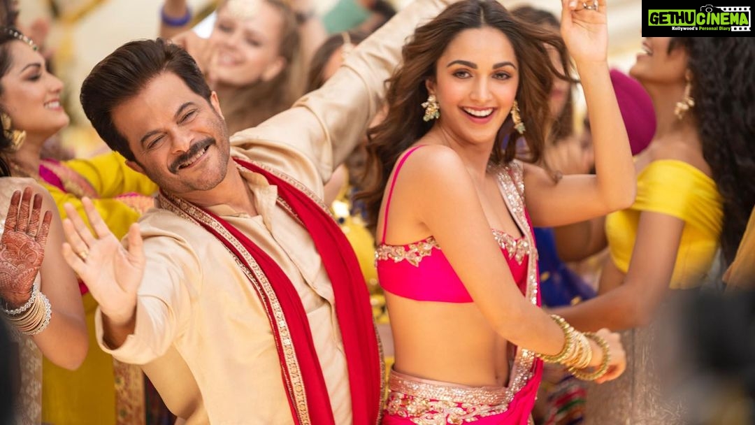 Anil Kapoor Instagram - Parivaar ho toh aisa, lage ikdum khoobsurat jaisa! #ThePunjaabbanSong out tomorrow! #JugJuggJeeyo, releasing in cinemas on 24th June. @karanjohar @apoorva1972 @ajit_andhare @neetu54 @varundvn @kiaraaliaadvani @manieshpaul @mostlysane @raj_a_mehta @rishiwrites @gippygrewal @tanishk_bagchi @zarakhan @mainhoonromy @azeemdayani @boscomartis @dharmamovies @viacom18studios @tseries.official