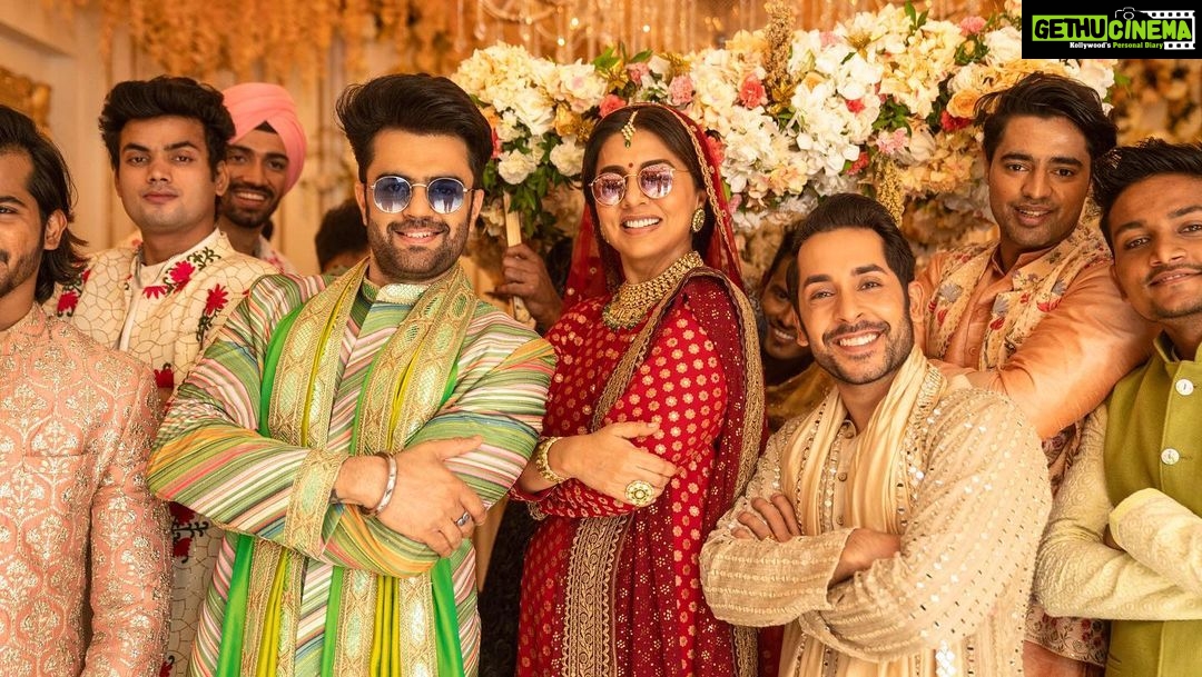 Anil Kapoor Instagram - Parivaar ho toh aisa, lage ikdum khoobsurat jaisa! #ThePunjaabbanSong out tomorrow! #JugJuggJeeyo, releasing in cinemas on 24th June. @karanjohar @apoorva1972 @ajit_andhare @neetu54 @varundvn @kiaraaliaadvani @manieshpaul @mostlysane @raj_a_mehta @rishiwrites @gippygrewal @tanishk_bagchi @zarakhan @mainhoonromy @azeemdayani @boscomartis @dharmamovies @viacom18studios @tseries.official