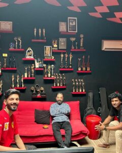 Anirudh Ravichander Instagram - Ulaganayagan @ikamalhaasan sir writes and sings #PathalaPathala 🥳🥳🥳 What a session! Thank you sir 😃😃😃
#Vikram first single from May 11th day after 🥁🥁🥁 
@lokesh.kanagaraj ❤️❤️❤️ @rkfioffl