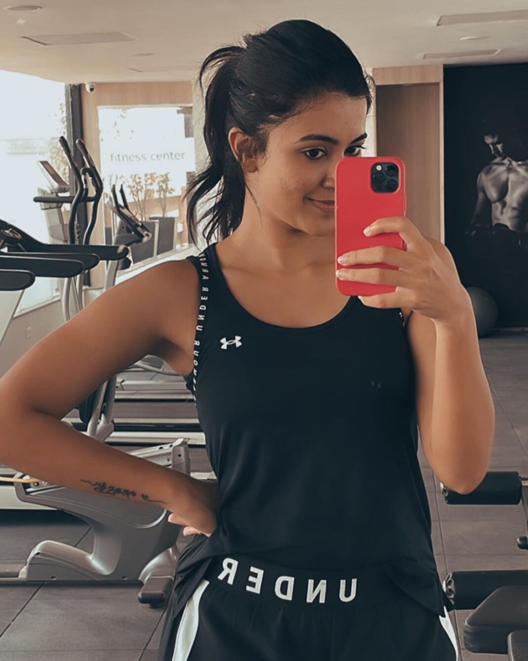 Anju Kurian Instagram - Does running late count as cardio🙈🫢🤫? #workoutmotivation #selfietime #gymwear #postworkout #noexcuses #nopainnogain #gymtime #mirrorselfie #wednesday #moodoftheday #pictureperfect #fitnessgoals #2022goals #instalove