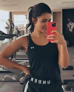 Anju Kurian Instagram - Does running late count as cardio🙈🫢🤫? #workoutmotivation #selfietime #gymwear #postworkout #noexcuses #nopainnogain #gymtime #mirrorselfie #wednesday #moodoftheday #pictureperfect #fitnessgoals #2022goals #instalove