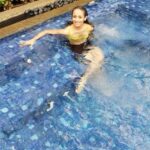 Anupriya Kapoor Instagram - 🌈🧜‍♀️💫 . . . #waterbaby #poolvibes #summervibes #relax #cooltime
