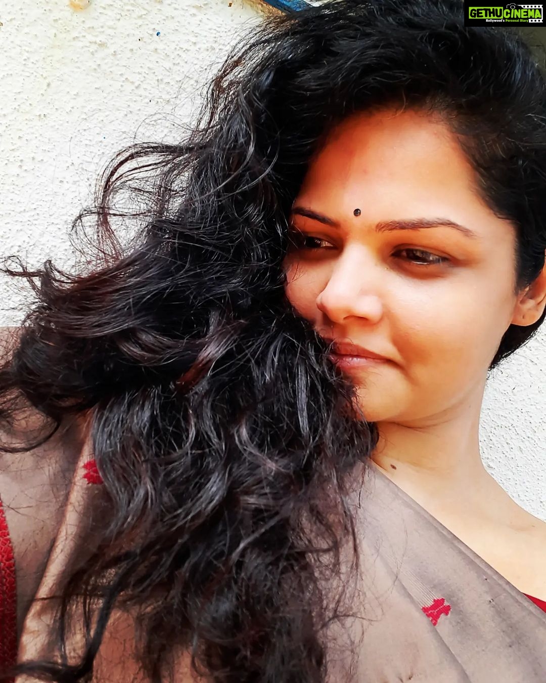 Anuya Bhagvath Instagram - Jhuki jhuki si nazar! #anuya #lovely #saree #simple