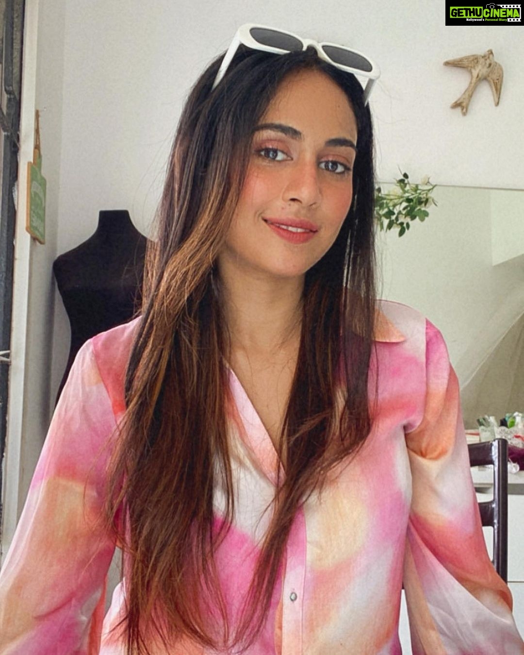 Aparna Vinod Instagram - Hello 911, I’m on fire 🔥 #summer #summerlook #zara #ootd #tan #colours #chillin #chilling #colours #zarahaul #zarawoman #satinshirt #aparna #aparnavinod #vaiga #ootdfashion #fashion #kochi #kochigram #keralagram Golf Link