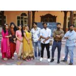Archana Jois Instagram - ಈ ಮೇಲಿನ ಭಾವಚಿತ್ರದಲ್ಲಿ ಯಾರಿಗೆ ಯಾರು ಜೋಡಿ ಎಂದು "ಹೊಂದಿಸಿ ಬರೆಯಿರಿ". 🤪 |ಅಂಕ - ೫| Outfit - @rartisticedge #hondisibareyiri #sundaycinemas #matchthefollowing #kannadacinema Rockline Studio