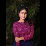 Archana Jois Instagram - When was the last time you laughed your heart out? When was the last time you spoke to your friends not on phone but in person? When was the last time you met your friends not in a cafe or mall but like the old times in a play ground/ in a park/ on ಜಗ್ಳಿ ಕಟ್ಟೆ? When was the last time you had a get together with family? When was the last time you made an eye contact with your neighbours? When was the last time you danced till you dropped? 😊 It's very unfortunate that all of these simple things has to be planned well before to be executed.. That's not right, it should become a part of our lives. Start interacting with people in real without inhibitions.. Make good friends, smile often, don't be judgemental on everything you see! don't overthink, talk healthy and stop comparing, lead a simple beautiful life.. 🤗 I believe these little joys in life, bring you immense peace & make your life hundred times better and happier. Most importantly stop worrying about number of followers on social media 👆😊 Captured by : @naveenvcphotography Makeup by : @makeuphairbyglory Outfit by : @ragasutra_by_kavyaharish Jewellery by : @divineakalpa #mentalhealth #mentalbreakdown #mentalillness #mentalwellbeing #mentalhealthrecovery #mentalhealthawareness #steady #strong #stable #balanced