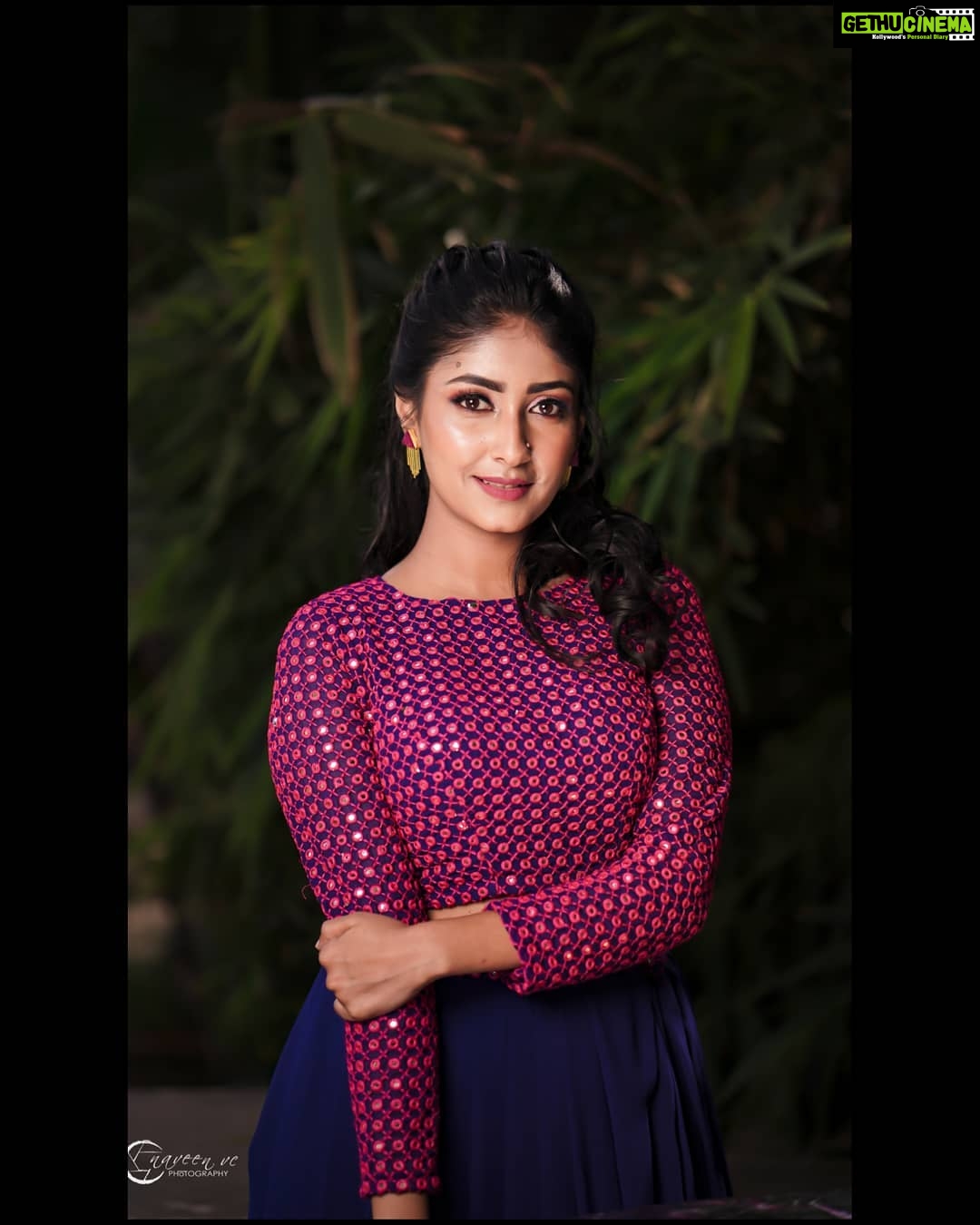 Archana Jois Instagram - When was the last time you laughed your heart out? When was the last time you spoke to your friends not on phone but in person? When was the last time you met your friends not in a cafe or mall but like the old times in a play ground/ in a park/ on ಜಗ್ಳಿ ಕಟ್ಟೆ? When was the last time you had a get together with family? When was the last time you made an eye contact with your neighbours? When was the last time you danced till you dropped? 😊 It's very unfortunate that all of these simple things has to be planned well before to be executed.. That's not right, it should become a part of our lives. Start interacting with people in real without inhibitions.. Make good friends, smile often, don't be judgemental on everything you see! don't overthink, talk healthy and stop comparing, lead a simple beautiful life.. 🤗 I believe these little joys in life, bring you immense peace & make your life hundred times better and happier. Most importantly stop worrying about number of followers on social media 👆😊 Captured by : @naveenvcphotography Makeup by : @makeuphairbyglory Outfit by : @ragasutra_by_kavyaharish Jewellery by : @divineakalpa #mentalhealth #mentalbreakdown #mentalillness #mentalwellbeing #mentalhealthrecovery #mentalhealthawareness #steady #strong #stable #balanced