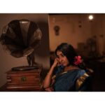 Archana Jois Instagram - ಪ್ರಿಯ! ಹಂ..., ಮೆಲ್ಲುಸಿರೇ ಸವಿಗಾನ,‌ ಎದೆ ಝಲ್ಲನೆ ಹೂವಿನ ಬಾಣ.. . shot for : @oceansilk_organics Captured by : @naveenvcphotography Makeup : @makeuphairbyglory Outfit : @ragasutra_by_kavyaharish ty #retro #gramaphone #oldisgold #saree #madisar #hibiscus