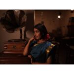 Archana Jois Instagram - ಪ್ರಿಯ! ಹಂ..., ಮೆಲ್ಲುಸಿರೇ ಸವಿಗಾನ,‌ ಎದೆ ಝಲ್ಲನೆ ಹೂವಿನ ಬಾಣ.. . shot for : @oceansilk_organics Captured by : @naveenvcphotography Makeup : @makeuphairbyglory Outfit : @ragasutra_by_kavyaharish ty #retro #gramaphone #oldisgold #saree #madisar #hibiscus