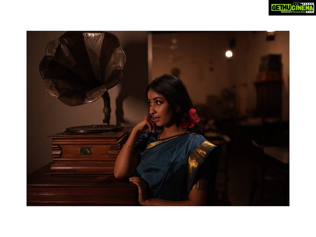 Archana Jois Instagram - ಪ್ರಿಯ! ಹಂ..., ಮೆಲ್ಲುಸಿರೇ ಸವಿಗಾನ, ಎದೆ ಝಲ್ಲನೆ ಹೂವಿನ ಬಾಣ.. . shot for : @oceansilk_organics Captured by : @naveenvcphotography Makeup : @makeuphairbyglory Outfit : @ragasutra_by_kavyaharish ty #retro #gramaphone #oldisgold #saree #madisar #hibiscus