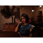 Archana Jois Instagram - ಪ್ರಿಯ! ಹಂ..., ಮೆಲ್ಲುಸಿರೇ ಸವಿಗಾನ,‌ ಎದೆ ಝಲ್ಲನೆ ಹೂವಿನ ಬಾಣ.. . shot for : @oceansilk_organics Captured by : @naveenvcphotography Makeup : @makeuphairbyglory Outfit : @ragasutra_by_kavyaharish ty #retro #gramaphone #oldisgold #saree #madisar #hibiscus