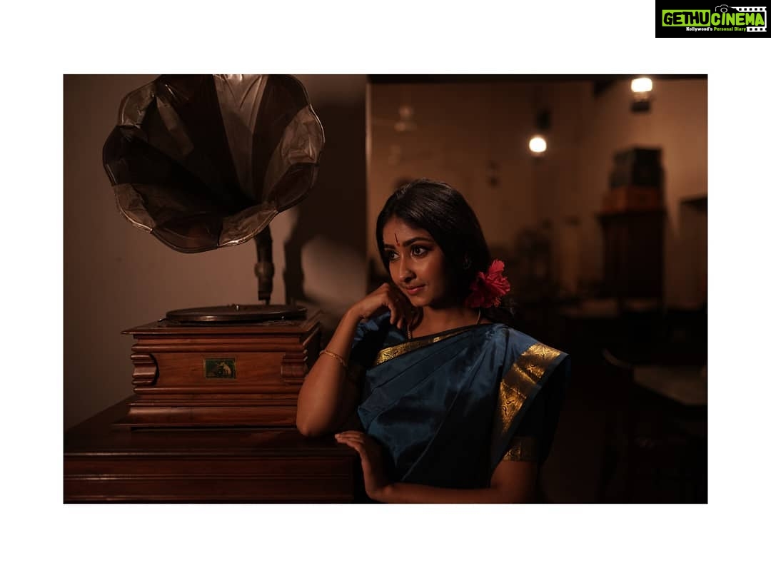 Archana Jois Instagram - ಪ್ರಿಯ! ಹಂ..., ಮೆಲ್ಲುಸಿರೇ ಸವಿಗಾನ, ಎದೆ ಝಲ್ಲನೆ ಹೂವಿನ ಬಾಣ.. . shot for : @oceansilk_organics Captured by : @naveenvcphotography Makeup : @makeuphairbyglory Outfit : @ragasutra_by_kavyaharish ty #retro #gramaphone #oldisgold #saree #madisar #hibiscus
