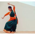 Archana Jois Instagram - Also happy world dance day! 💃 #internationaldanceday #worlddanceday #kanjeevaram #sixyardsofsheerelegance #silksaree #blurreddontcare #gift #bottlegreen . . . . PS : This 6 yards of sheer elegance was gifted to me 10 years ago by my paati, but wore it today!!! Like today, 10 years later!!! Kolar