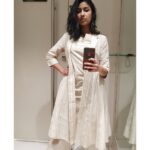 Archana Jois Instagram - I owned it for a MINUTE! When it's over priced, try it in fitting room, pose, click pictures and put it on Instagram like a boss 😎 How many of you do this, comment below 😄😄👇 #fittingroom #trialroom #fittingroomsecrets #notworththemoney #overpriced