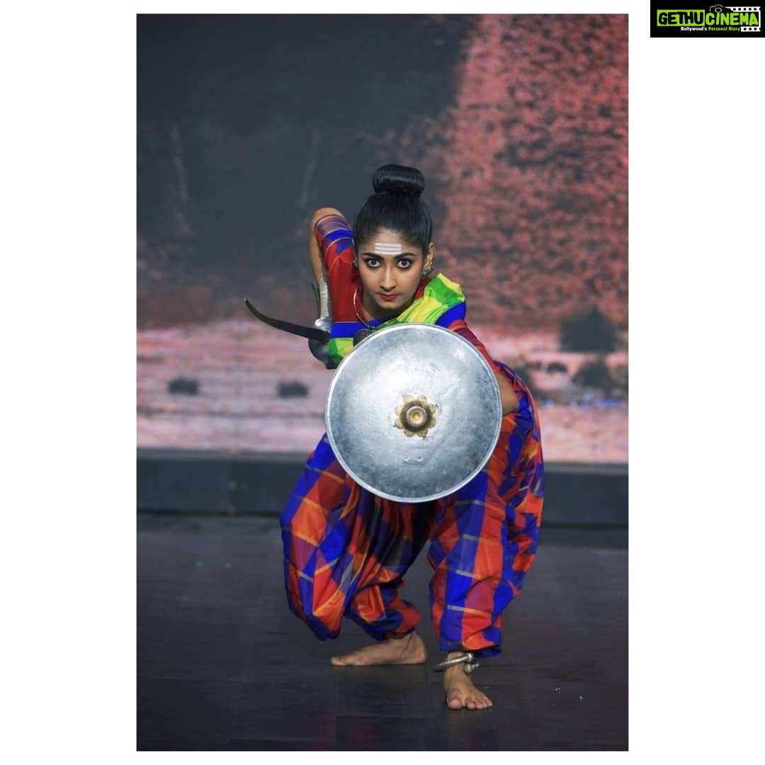 Archana Jois Instagram - Rani chennamma this time! Also I just watched #kesari the Josh is absolutely high! And Teju, without your help this performance wouldn't have been possible. Can't thank you enough @tejuuuuuuuu Watch takadhimita today @ 8pm in colours Kannada. #colourskannada #takadhimita #ranichennamma #kittur #prideofkarnataka #kalaripayattu ಕಪ್ಪ ಬೇಕೆ, ಕಪ್ಪ?!? 😈