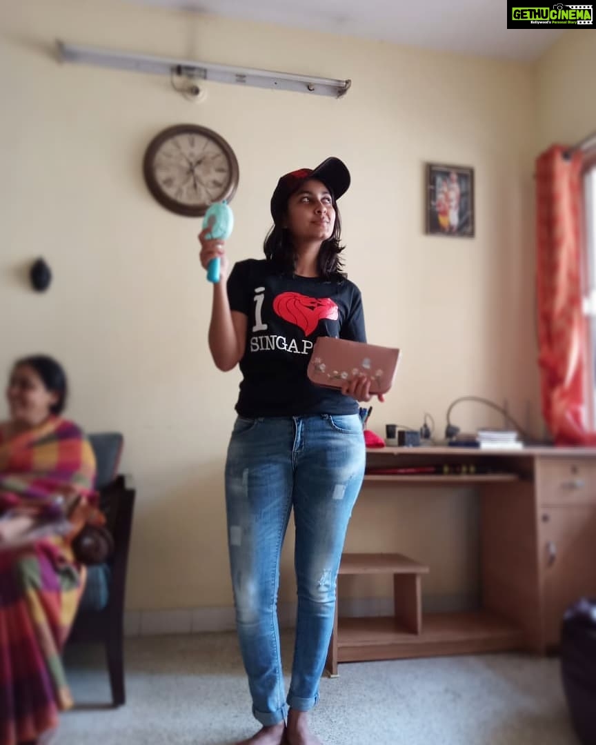 Archana Jois Instagram - Now a fan all the way from Singapore 😍😉 #singapore #fan #goodies @shreyasudupa