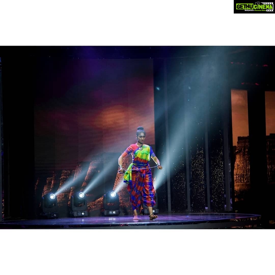 Archana Jois Instagram - Rani chennamma this time! Also I just watched #kesari the Josh is absolutely high! And Teju, without your help this performance wouldn't have been possible. Can't thank you enough @tejuuuuuuuu Watch takadhimita today @ 8pm in colours Kannada. #colourskannada #takadhimita #ranichennamma #kittur #prideofkarnataka #kalaripayattu ಕಪ್ಪ ಬೇಕೆ, ಕಪ್ಪ?!? 😈