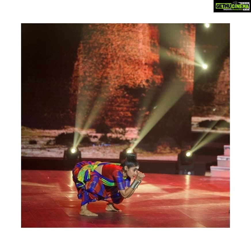 Archana Jois Instagram - Rani chennamma this time! Also I just watched #kesari the Josh is absolutely high! And Teju, without your help this performance wouldn't have been possible. Can't thank you enough @tejuuuuuuuu Watch takadhimita today @ 8pm in colours Kannada. #colourskannada #takadhimita #ranichennamma #kittur #prideofkarnataka #kalaripayattu ಕಪ್ಪ ಬೇಕೆ, ಕಪ್ಪ?!? 😈