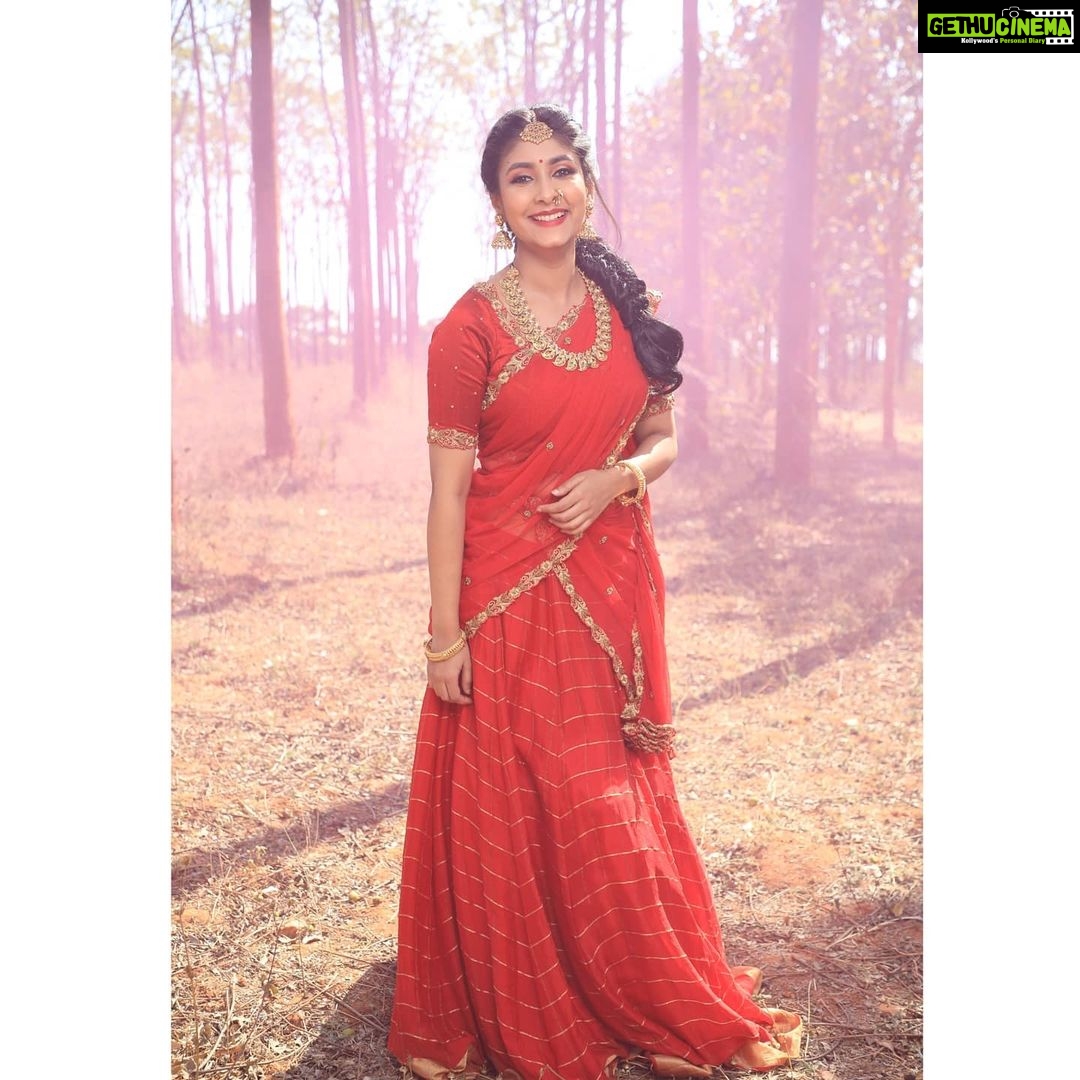 Archana Jois Instagram - ಆಡುತಿಹನು ಏನೋ ಮಾತು ರಾಧೆ ನಾಚುತಿದ್ದಳು... 😊 Makeup : @makeoverwithnirmala_bhadrappa Jewels: @lotus_silver_jewellery Photography: @manjunathmagaji24 Venue : @bsksnapvega Hairstyle : @makeoverbymanasa_raj
