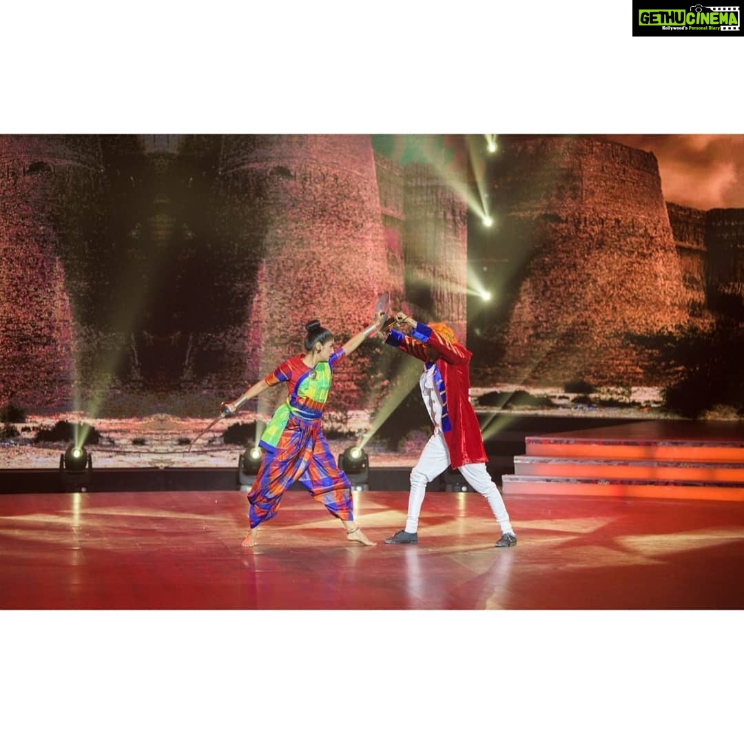 Archana Jois Instagram - Rani chennamma this time! Also I just watched #kesari the Josh is absolutely high! And Teju, without your help this performance wouldn't have been possible. Can't thank you enough @tejuuuuuuuu Watch takadhimita today @ 8pm in colours Kannada. #colourskannada #takadhimita #ranichennamma #kittur #prideofkarnataka #kalaripayattu ಕಪ್ಪ ಬೇಕೆ, ಕಪ್ಪ?!? 😈