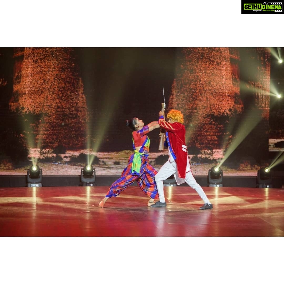 Archana Jois Instagram - Rani chennamma this time! Also I just watched #kesari the Josh is absolutely high! And Teju, without your help this performance wouldn't have been possible. Can't thank you enough @tejuuuuuuuu Watch takadhimita today @ 8pm in colours Kannada. #colourskannada #takadhimita #ranichennamma #kittur #prideofkarnataka #kalaripayattu ಕಪ್ಪ ಬೇಕೆ, ಕಪ್ಪ?!? 😈