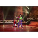 Archana Jois Instagram - Rani chennamma this time! Also I just watched #kesari the Josh is absolutely high! And Teju, without your help this performance wouldn't have been possible. Can't thank you enough @tejuuuuuuuu Watch takadhimita today @ 8pm in colours Kannada. #colourskannada #takadhimita #ranichennamma #kittur #prideofkarnataka #kalaripayattu ಕಪ್ಪ ಬೇಕೆ, ಕಪ್ಪ?!? 😈