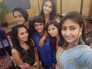 Archana Jois Instagram - My pleasure meeting the wonder women of KGF!!
.
.
.
And to be seated between Rocky Bhai and Anant Nag sir was something special 💕 
@bunnysncarrots @srinidhi_shetty @samrudhikirtan @avinashsangeetha
#kgf #successmeet #hombalefilms #rockybhai #yash #anantnag