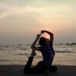 Archana Jois Instagram - Sunset 🌥 #rajakapotasana #yoga #beachside Uttan Beach