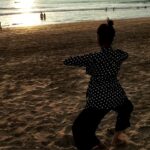 Archana Jois Instagram - My humble tribute on this vijayadashami. Sound of waves became my music, horizons being the audience under the majestic court of Sun. Wish you all the triumph of good over evil. #vijayadashami #navaratri #bharathanatyam #dance #agonda #day3 #sunset Tried my best to balance! Agonda, Goa, India