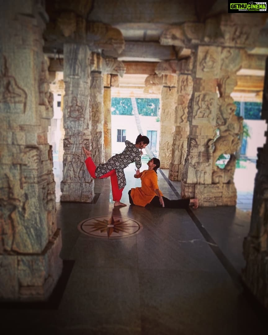 Archana Jois Instagram - When in temple, dance pose is mandatory.. 😉 #shodashopachara #bharathanatyam #dancer #casualclick @jois_vaishnavi Rangasthala