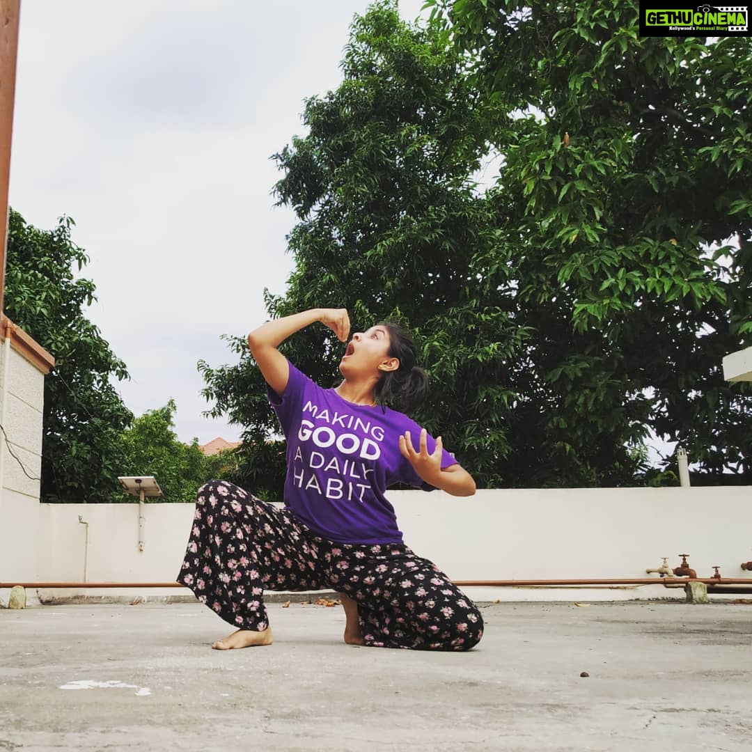 Archana Jois Instagram - अगजानन पद्मार्कं गजाननं अहर्निशम् । अनेकदंतं भक्तानां एकदन्तं उपास्महे ॥ Happy Ganesha chaturthi. . . . . . . . . Now please give me some kadubu!! #ganesha #vakratunda #ekadanta #gajanana #kadubu #momo #bharathanatyam #redmi #note5pro Malleswaram, Karnataka, India