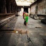 Archana Jois Instagram - Sometimes it's better not to look back. Dont stick to your past, Just move ahead.. #monday #dontlookback #mondaymotivation #prakara #temple #cottonsaree #melukote #templepremises #redminote5pro #sareebound #venkatagiricottonsaree Melukote, Karnataka, India