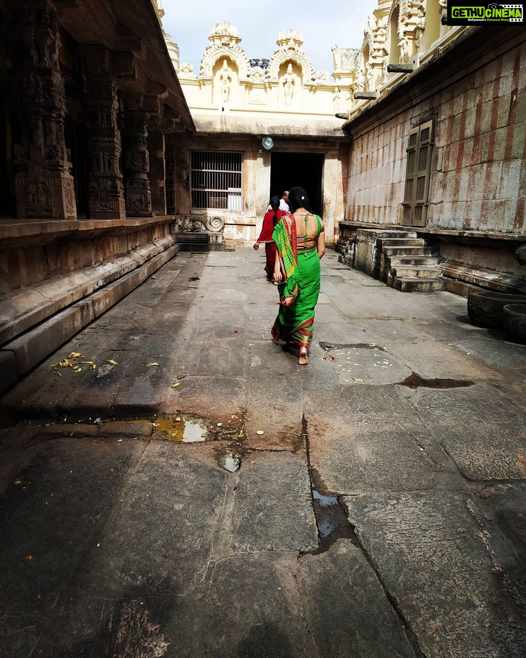 Archana Jois Instagram - Sometimes it's better not to look back. Dont stick to your past, Just move ahead.. #monday #dontlookback #mondaymotivation #prakara #temple #cottonsaree #melukote #templepremises #redminote5pro #sareebound #venkatagiricottonsaree Melukote, Karnataka, India
