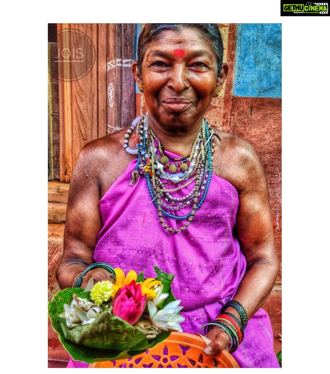 Archana Jois Instagram - ಕಂಪನು ಚೆಲ್ಲುವ ಕೆಂಪು ಗುಲಾಬಿ ಅರಳಿದ ಹೊಸ ಕಮಲ| ಬಿಳುಪಿನ ಜಾಜಿ ಹಳದಿಯ ಜಾಜಿ ಅರಳಿದ ಬಿಳಿ ಕಮಲ ಹೂವನು ಮಾರುತ ಹೂವಾಡಿಗಿತ್ತಿ ಹಾಡುತ ಬರುತಿಹಳು| ಘಮ ಘಮ ಹೂಗಳು ಬೇಕೇ ಎನುತ ಹಾಡುತ ಬರುತಿಹಳು…. #gokarna #hoovamma #florist #colours #humansofkarnataka #halakki #snapseed #oneplus #oneplus7t #phonephotography