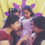 Archana Jois Instagram - Oww ow.. these girls are cheating. It's not #candid Purely #planned. @jois_vaishnavi 😛 #ulidavarukandante #kannada #kannadamusically #sandalwood #drama #kidsareawesome #fakelaugh