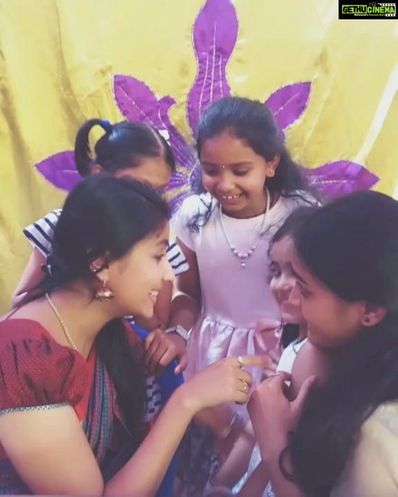 Archana Jois Instagram - Oww ow.. these girls are cheating. It's not #candid Purely #planned. @jois_vaishnavi 😛 #ulidavarukandante #kannada #kannadamusically #sandalwood #drama #kidsareawesome #fakelaugh