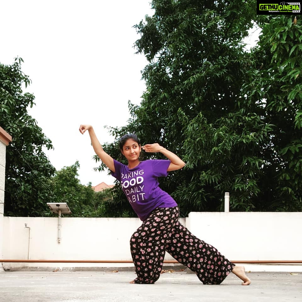 Archana Jois Instagram - अगजानन पद्मार्कं गजाननं अहर्निशम् । अनेकदंतं भक्तानां एकदन्तं उपास्महे ॥ Happy Ganesha chaturthi. . . . . . . . . Now please give me some kadubu!! #ganesha #vakratunda #ekadanta #gajanana #kadubu #momo #bharathanatyam #redmi #note5pro Malleswaram, Karnataka, India