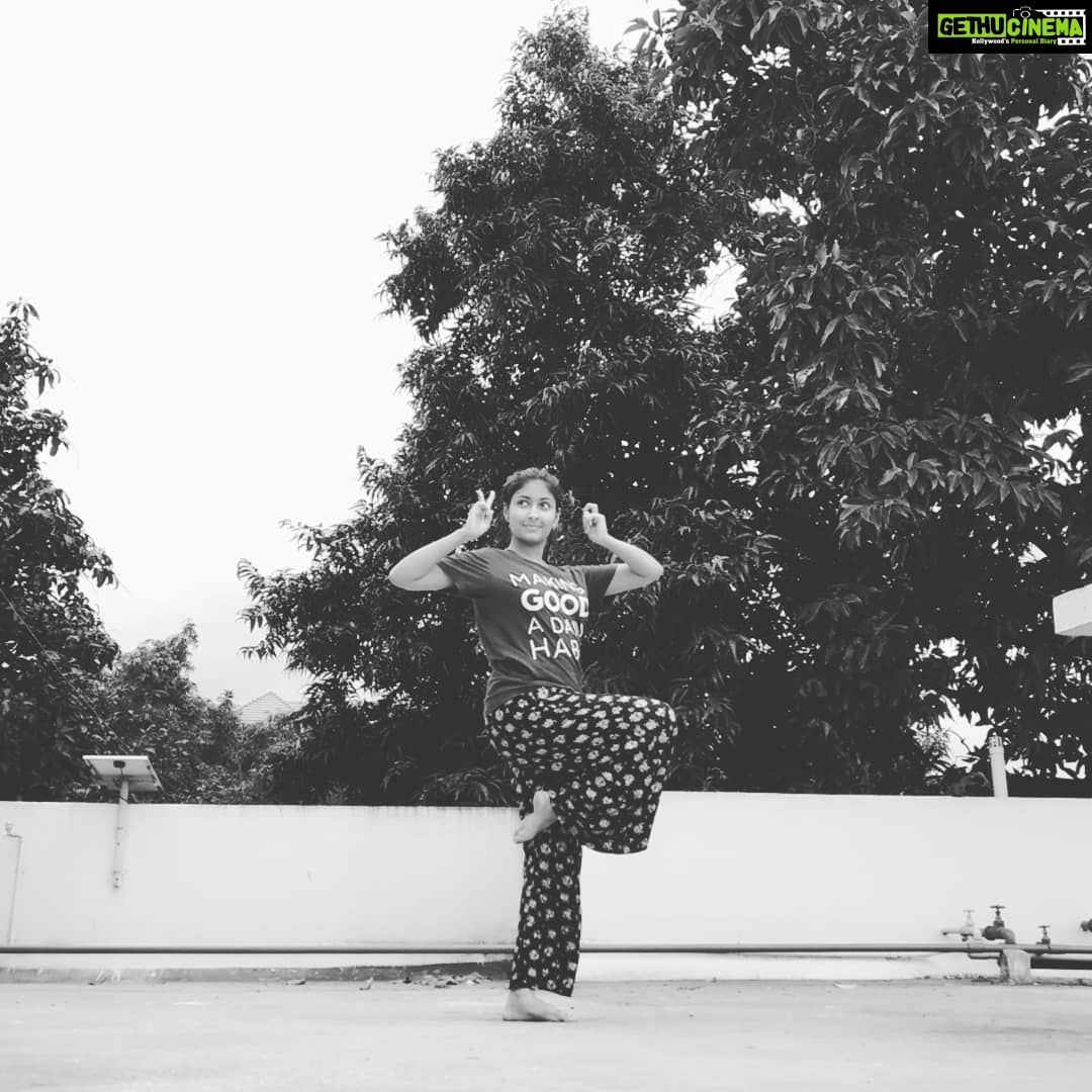 Archana Jois Instagram - अगजानन पद्मार्कं गजाननं अहर्निशम् । अनेकदंतं भक्तानां एकदन्तं उपास्महे ॥ Happy Ganesha chaturthi. . . . . . . . . Now please give me some kadubu!! #ganesha #vakratunda #ekadanta #gajanana #kadubu #momo #bharathanatyam #redmi #note5pro Malleswaram, Karnataka, India