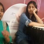 Archana Jois Instagram - Lela lesa lele lesa! Singer : supriya Percussion (djembe) : you know who 😛🙈 Location : cream chemistry ಹೊಡ್ಯಲ್ವ voice : riya 😅 #kannada #janapadageethe #djembe #nofilters #folksong