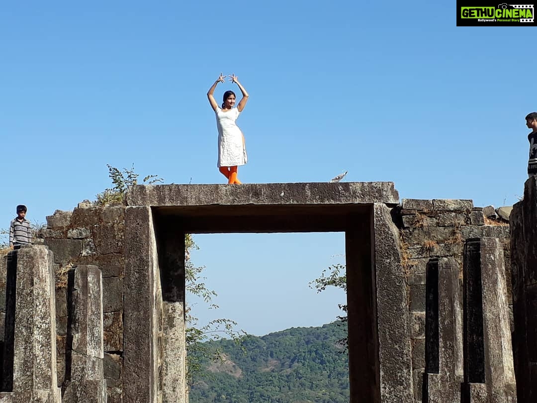 Archana Jois Instagram - If you are happy and you know it strike a pose,! Look at my audience.. I didn't want to crop them off from the picture... #classicaldancer #dancepose #kavaledurga #fort #karnataka #karunadu