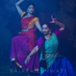 Archana Jois Instagram - Pc : @sharatharyan @vaaunposappa @cosmic_laughter #collaboration #bharatanatyam #classicaldance #dancevideo #performingarts #onlineplatform #explore #indiandance #dancer #rajarajeshwari #ashtakam #archanajois @whenghungroospeaks
