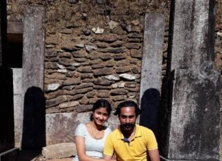 Archana Jois Instagram - Shreyas and his queen 😉 #kavaledurga #fort #king #queen #husbandandwife #nofilters #mustvisit #teerthahalli #hosanagara #karnatakatourism #touristplaces #karnataka