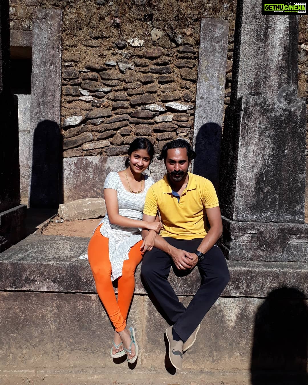 Archana Jois Instagram - Shreyas and his queen 😉 #kavaledurga #fort #king #queen #husbandandwife #nofilters #mustvisit #teerthahalli #hosanagara #karnatakatourism #touristplaces #karnataka