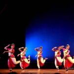 Archana Jois Instagram - Spot me if you can 😊 #throwbackthursday #throwback #nrityarpana #classicaldance #classicaldancer #bharathanatyam #indianclassicaldance #chowdiahmemorialhall #bengaluru