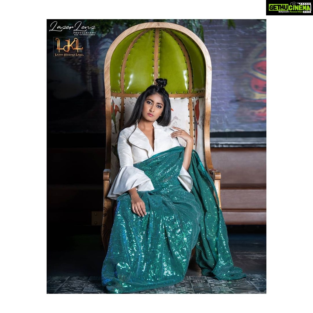 Archana Jois Instagram - Other side of the coin ✨ Wearing - @laxmikrishnaofficial Photo - @lazerlenzphotography Mua - @makeoverbysamridhi_ram Hairdo - @makeupartistrybymenaka #saree #chinkiminki #tanamina #sequins #glitter #otherside