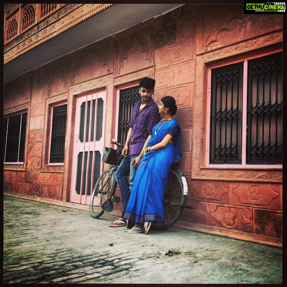Archana Jois Instagram - Love for walls! ๐ #posers #modelsir #artistlife #haridwar #surroundedbytemples #humid #artistic #cycle #togetherinframe #durga #nakul #durgashoot #holy #sacred #gangariver #peaceful #beautyofthewall #beautyofwindow #shoodiaries #workmode Hotel Bhaj-Govindam, Haridwar