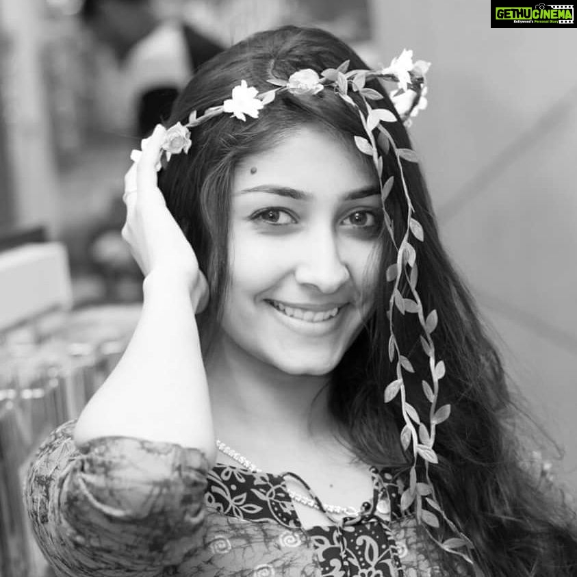 Archana Jois Instagram - So how to kill all your enemies?? Hahaha just smile !! ππππ #black #white #blackisbeautiful #photography #sharanphotography #instabeauty #instapic #instacolors #instalove Pc : @sharanestone