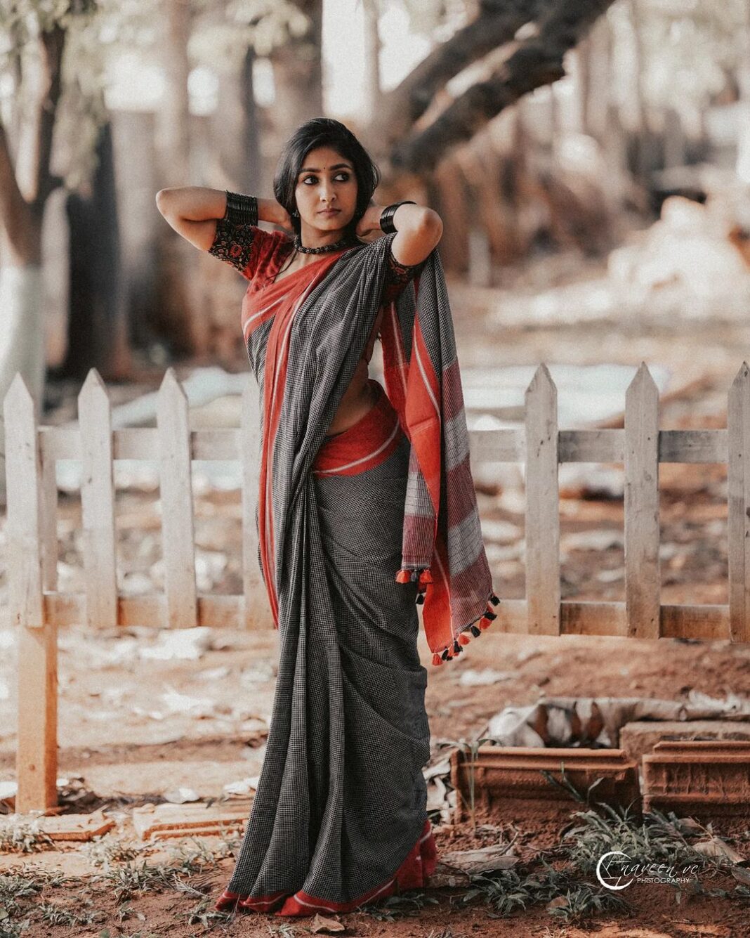 Archana Jois Instagram - She hid her face.. But not the grace!! “Who is She??” “A 6-yard Drape!!” - Dhathree Hanabe Saree, Jewellery, Styling, Concept & Curation - @laudable_drapes Photography - @naveenvcphotography MUA - @makeup_by_deeparachel Hairstyle - @makeovers_by_sudhavallabha Location - @kadackalfarm #pattedaanchu #indianweaves