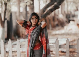Archana Jois Instagram - She hid her face.. But not the grace!! “Who is She??” “A 6-yard Drape!!” - Dhathree Hanabe Saree, Jewellery, Styling, Concept & Curation - @laudable_drapes Photography - @naveenvcphotography MUA - @makeup_by_deeparachel Hairstyle - @makeovers_by_sudhavallabha Location - @kadackalfarm #pattedaanchu #indianweaves